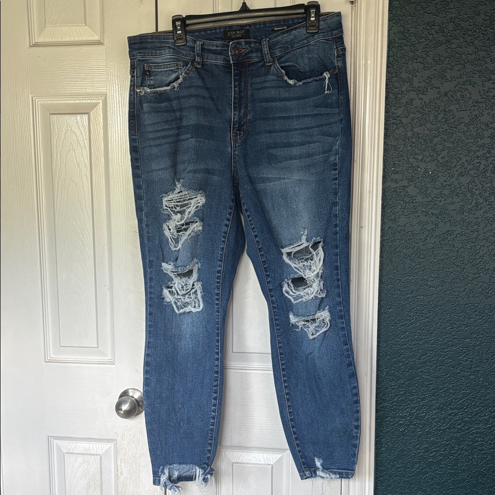 Judy Blue Ripped Ankle Jeans in Classic Blue